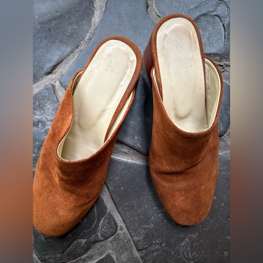 Nisolo - All Day Heeled Suede Mule - Picture 4 of 13